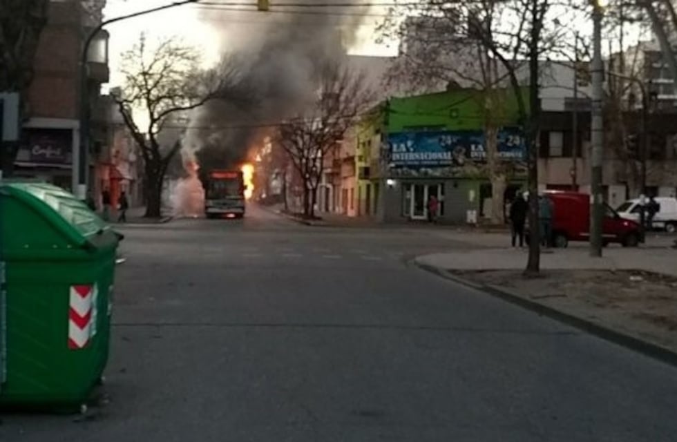 Impresionante incendio de un colectivo en barrio Echesortu