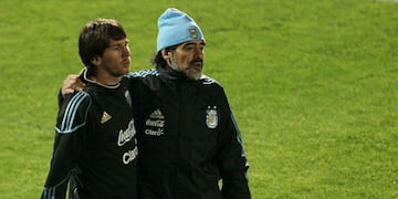 Diego Maradona (d) abraza a Lionel Messi (i), durante un entrenamiento cuando compartían trabajo en el seleccionado argentino\u002E (TYC)