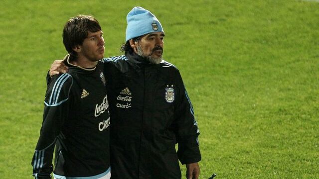 Diego Maradona y Lionel Messi en el mejor equipo de la historia. (TYC)