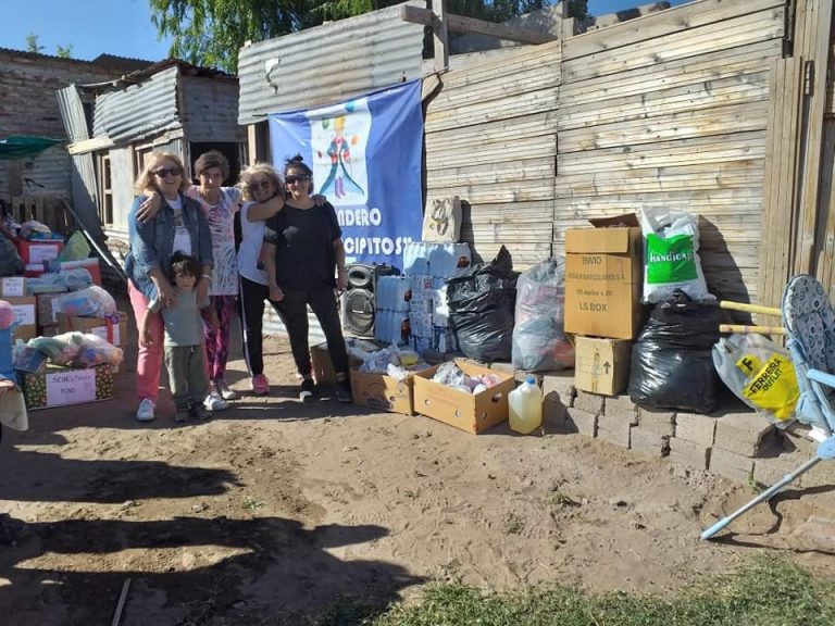 Un merendero bahiense junta útiles escolares