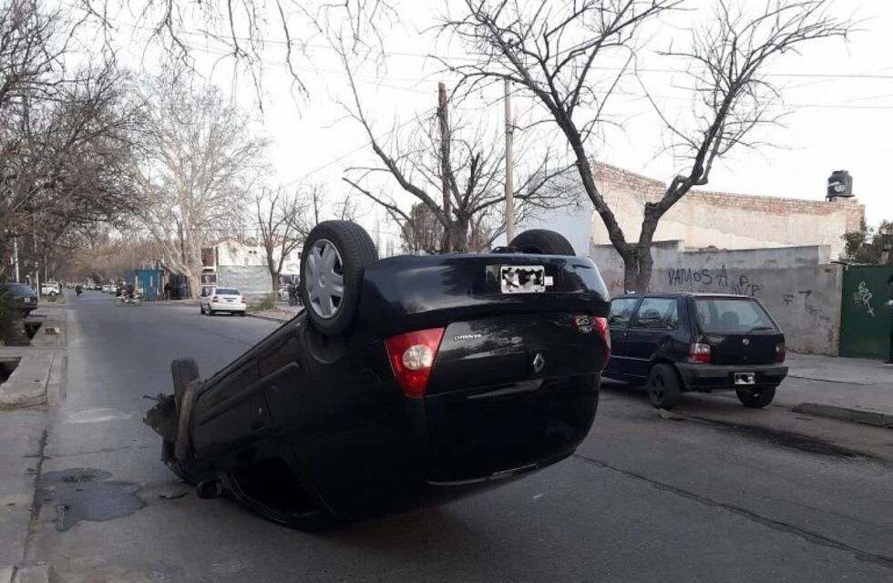 Increíble vuelco de un Renault Clio en San Rafael