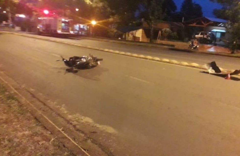 Dos víctimas fatales en Posadas y Alem al chocar con sus motos contra un auto y una camioneta