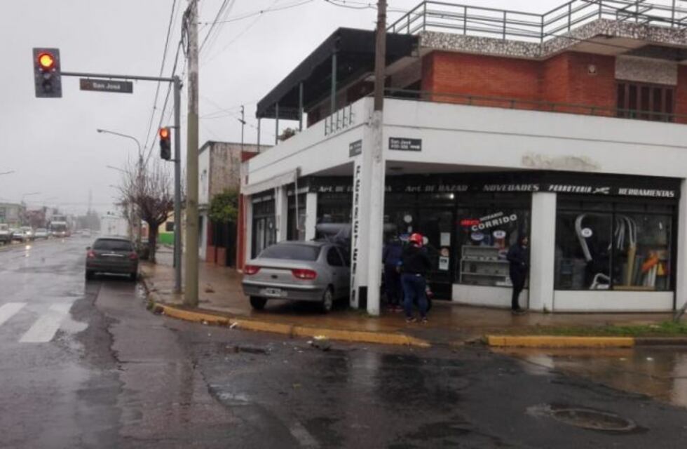 Un auto terminó incrustado en un comercio tras colisionar en plena avenida