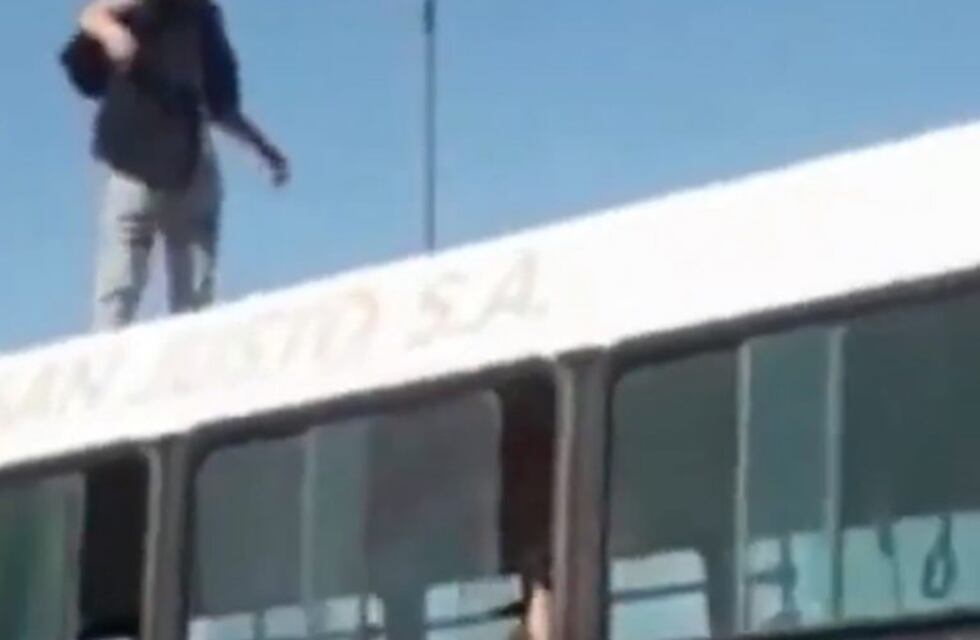 Viajó en el techo de un colectivo y arriesgó su vida