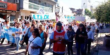 Docentes marcharon en reclamo de aumentos salariales\u002E Rechazaron el 30% anunciado a través de los medios por falta de seriedad\u002E Foto: ChacoDíaPorDía\u002E