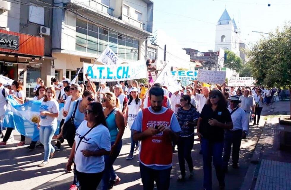 Los docentes marcharon en su tercera semana de paro