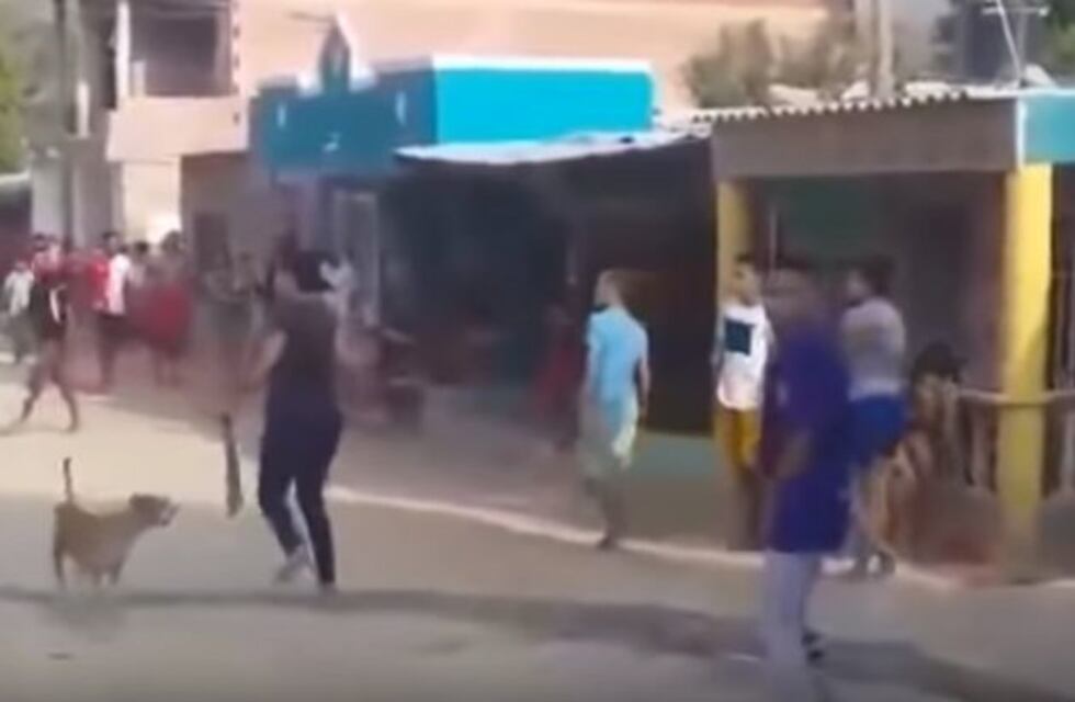 Les cambió la clave de WiFi, enfurecieron y le apedrearon la casa