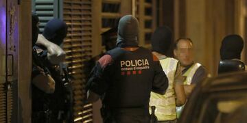 GRA307\u002E VILAFRANCA DEL PENEDÉS (BARCELONA), 22/08/2017\u002E- Agentes del GEI (Grupo Especial de Intervención) de los Mossos d'Esquadra, durante el registro a una vivienda de la calle Ignasi Iglesias de Vilafranca del Penedés (Barcelona) relacionado con la investigación de los atentados yihadistas perpetrados el pasado jueves en Cataluña\u002E EFE/Andreu Dalmau
