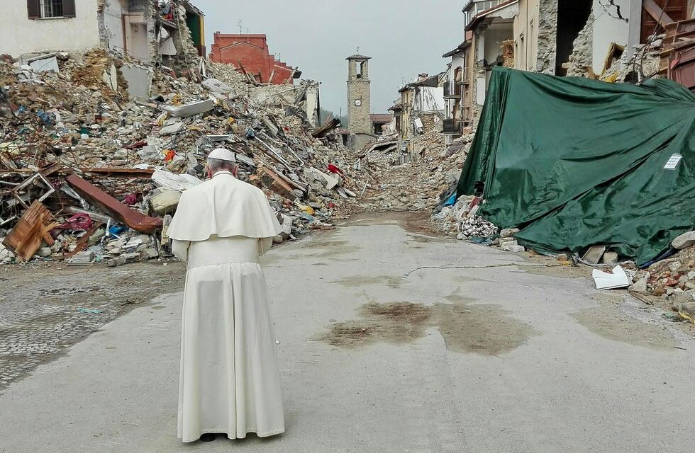 El Papa visitó por sorpresa a las víctimas del terremoto en Amatrice