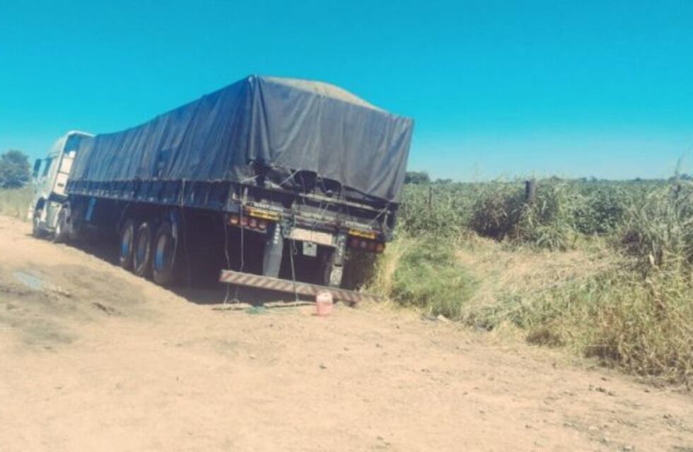 Encuentran un camión con droga abandonado en la Autopista Rosario - Buenos Aires