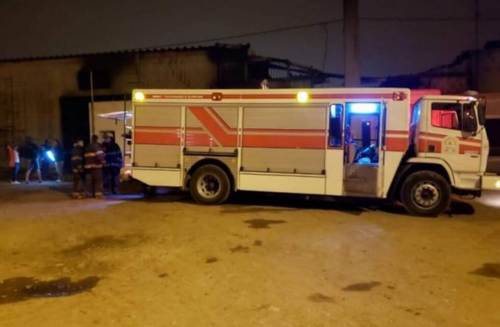 Investigan si jóvenes incendiaron dos viviendas de barrio Parque