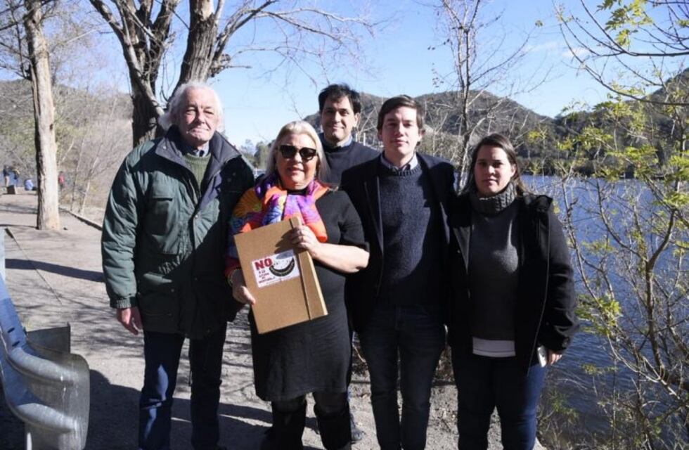 Para Carrió, la autovía de Punilla "contaminaría con uranio el agua"