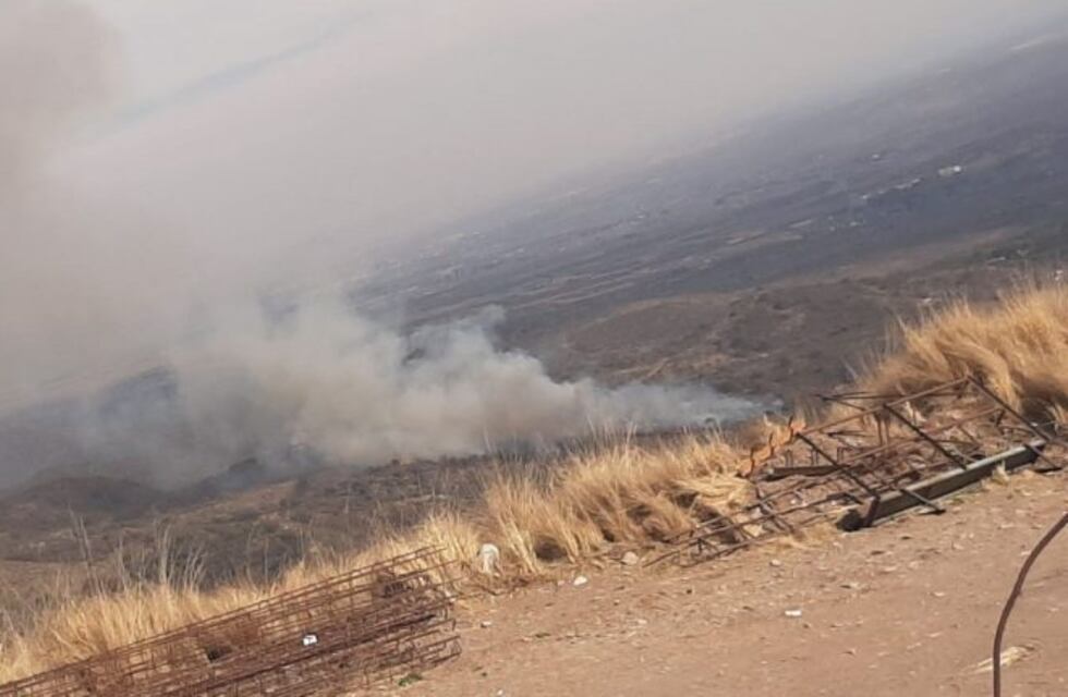 Bomberos combaten un incendio forestal en Valle Hermoso