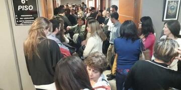 Empleados judiciales ocupan el sexto piso de la Legislatura en protesta contra el proyecto que aprobaría el pago del Impuesto a las Ganancias para estatales en Río Negro\u002E