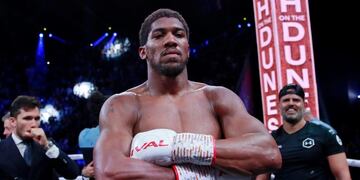 Anthony Joshua fue aislado preventivamente por contacto con el príncipe Carlos\u002E (REUTERS)