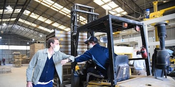 El intendente Julio Garro recorrió una empresa que reabrió sus puertas (Municipalidad de La Plata)