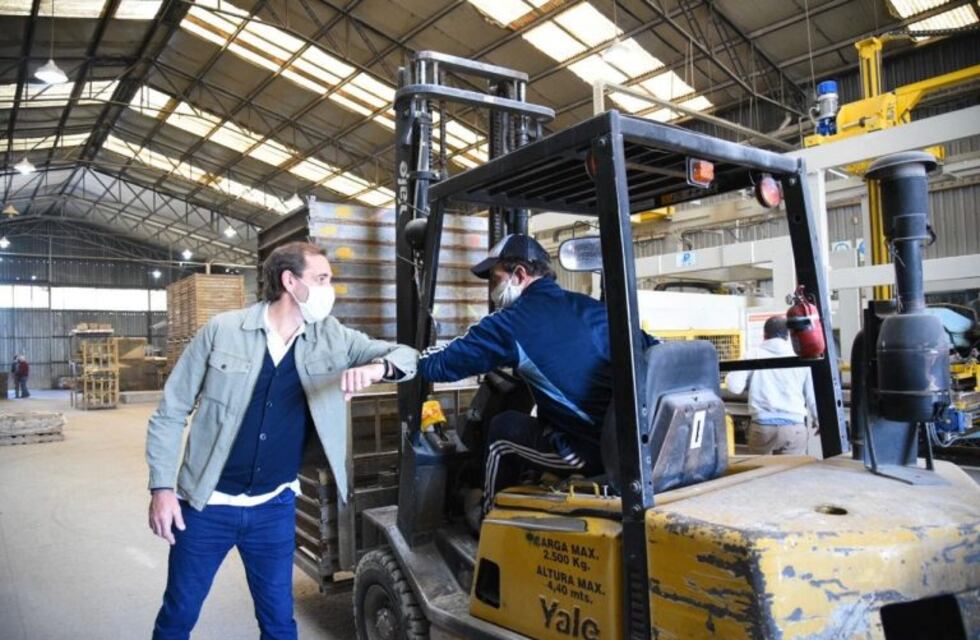 Garro recorrió una empresa que reabrió sus puertas: "Logramos que vuelvan a la actividad más de 1.200 trabajadores"