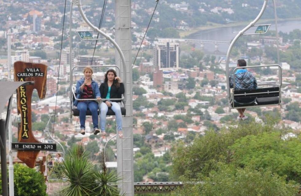 Dos turistas quedaron varados en la Aerosilla de Carlos Paz