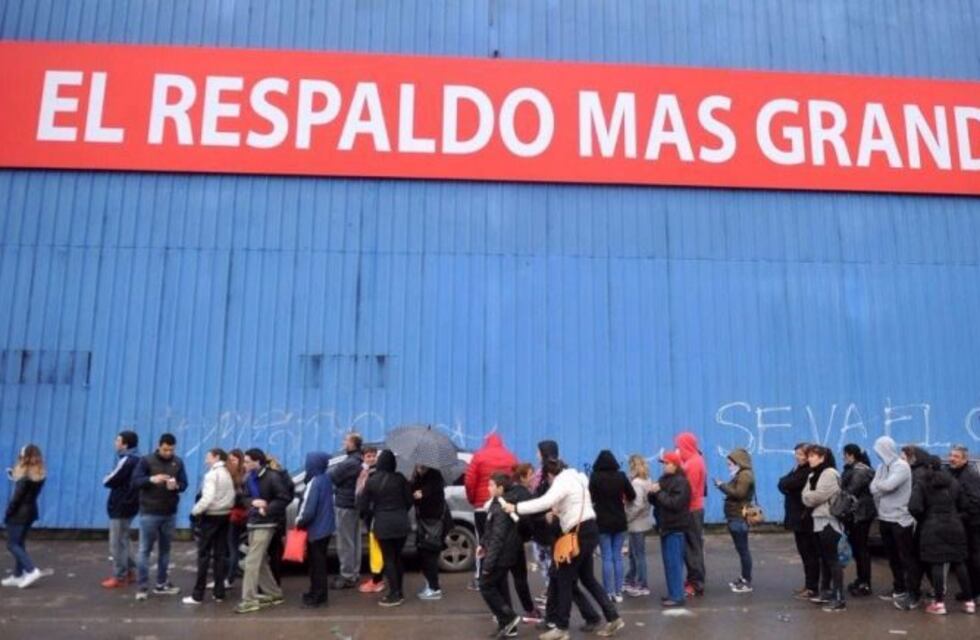 Hubo hasta ocho cuadras de fila en los supermercados por el descuento del 50% del Banco Provincia