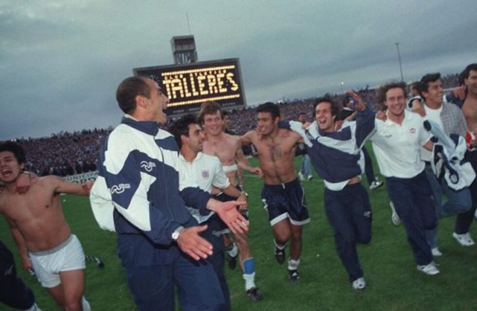 Homenaje en cancha a los campeones de la "final del siglo"