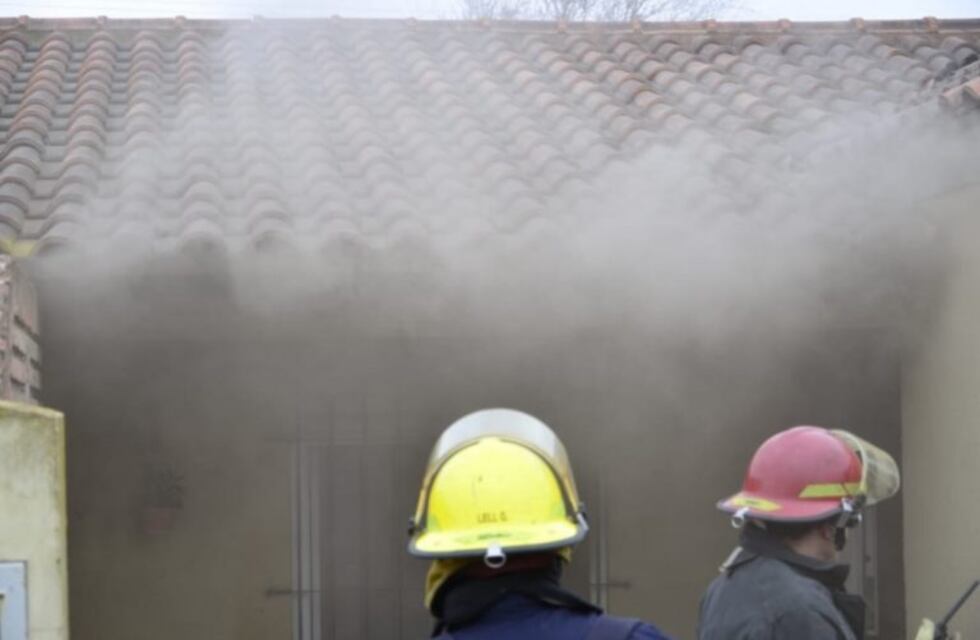 Rezaba y se le incendió la casa