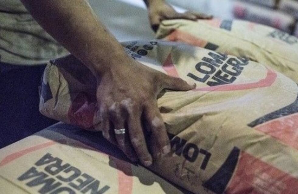 Atrapan a ladrón que robó bolsas de cemento