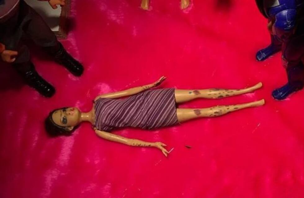 Impactante muestra con muñecas sobre el machismo en las canciones