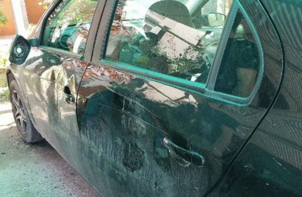 Pareja denuncia que le chocaron el auto, se bajaron y los agredieron