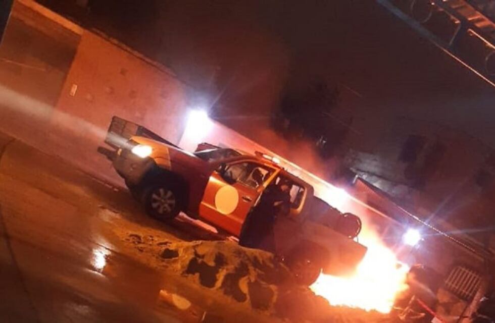 Asesinaron a un hombre cuando salió a la calle al ver su auto en llamas