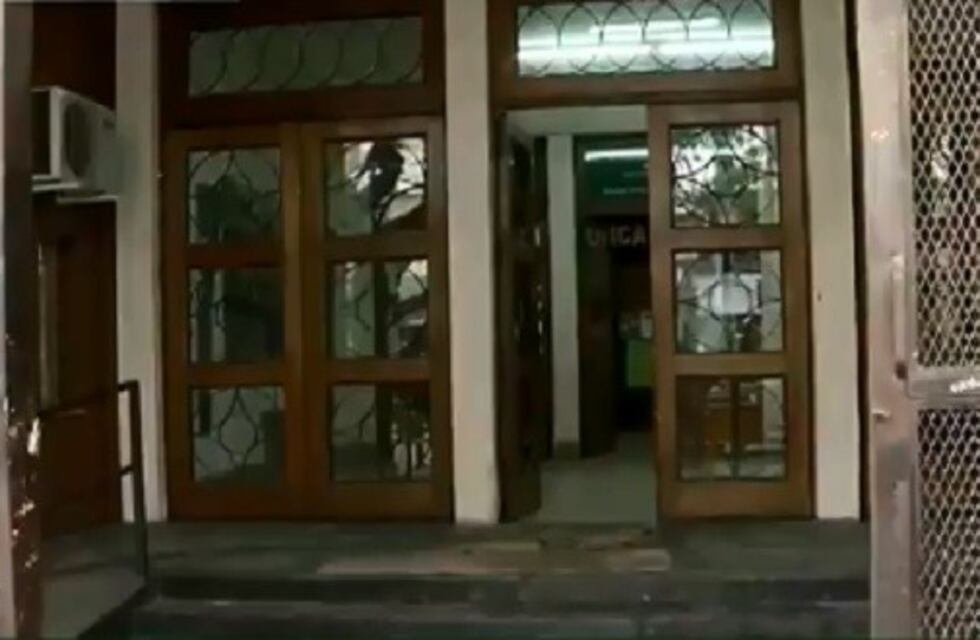 Ladrón ingresó a un colegio y forcejeó con una alumna para robarle el celular