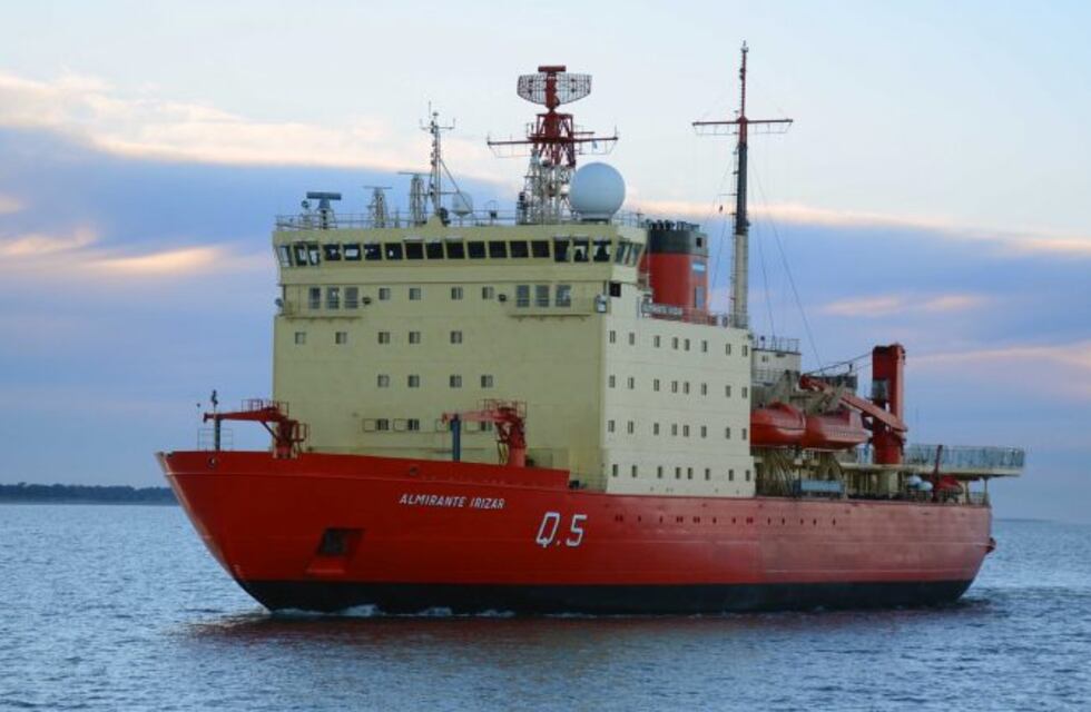 El Almirante Irízar inició la segunda etapa de la Campaña Antártica de Verano