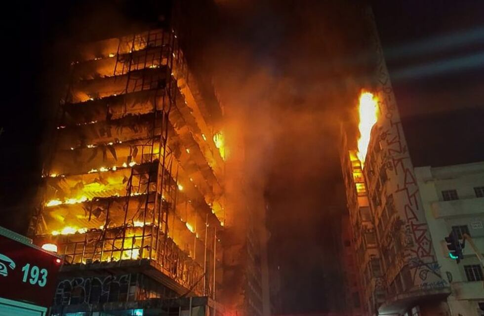 Terrible incendio y derrumbe de un edificio de 26 pisos en San Pablo