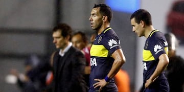 Football Soccer - Boca Juniors v Independiente del Valle- Copa Libertadores- Alberto J\u002E Armando stadium, Buenos Aires, Argentina\u002E 14/7/16 - Boca Juniors' Carlos Tevez, Fernando Zuqui and head coach Guillermo Barros Schelotto (L, back) react after losing their match to Independiente del Valle\u002E REUTERS/Marcos Brindicci cancha de boca juniors carlos tevez campeonato torneo copa libertadores 2016 futbol futbolistas partido boca juniors independiente del valle