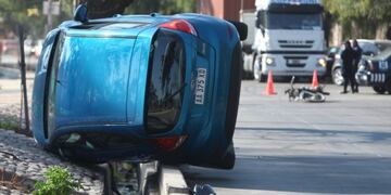 El choque entre un automóvil y una moto provocó el vuelco del rodado mayor\u002E