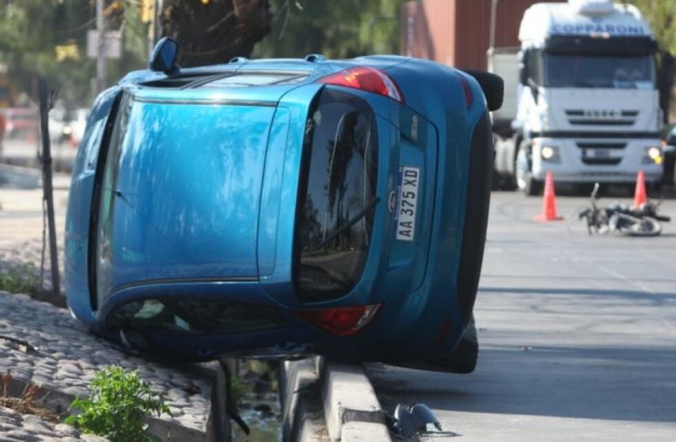 Espectacular vuelco en la Costanera