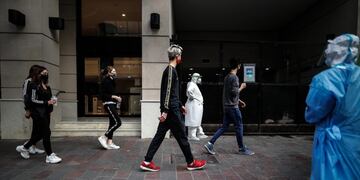 AME3622\u002E BUENOS AIRES (ARGENTINA), 20/07/2020\u002E- Personas con tapabocas pasan frente a una clínica este lunes el primer día de la flexibilización de la cuarentena obligatoria por el COVID-19 en Buenos Aires (Argentina)\u002E La ciudad de Buenos Aires y su populosa área metropolitana (AMBA), junto a otras localidades con alta circulación de coronavirus, entraron este lunes en una etapa de la cuarentena más flexible, que contempla la apertura progresiva de actividades comerciales y habilita las salidas recreativas, todo sujeto a protocolos\u002E EFE/Juan Ignacio Roncoroni