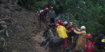 Continúa la búsqueda de 13 desaparecidos por el alud en Bolivia\u002E (AP)