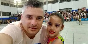 José Martín Kruka junto a su hija Luana en una competición de patín artístico\u002E