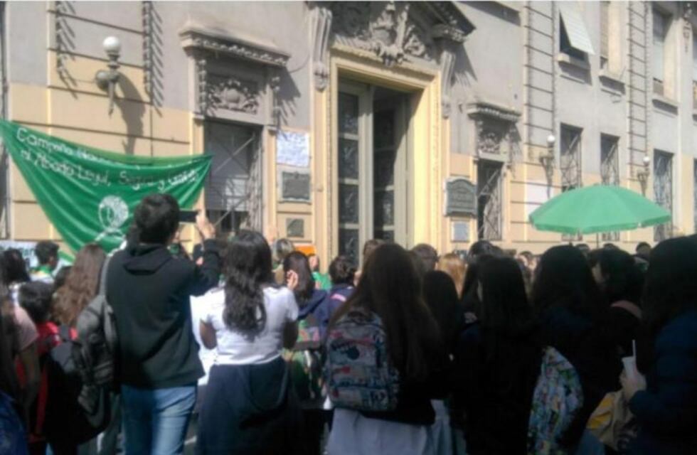 Colegio salteño desmiente haber sancionado a alumnas por el uso del pañuelo verde