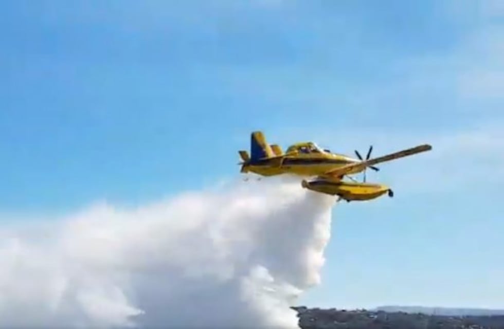 Susto en el lago San Roque: un avión hidrante casi choca una moto de agua