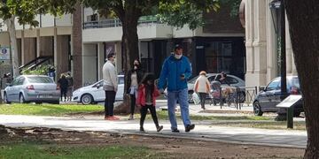 Los rosarinos aprovecharon el bulevar Oroño en las primeras dos jornadas de los paseos recreativos en medio de la pandemia\u002E (Vía Rosario)