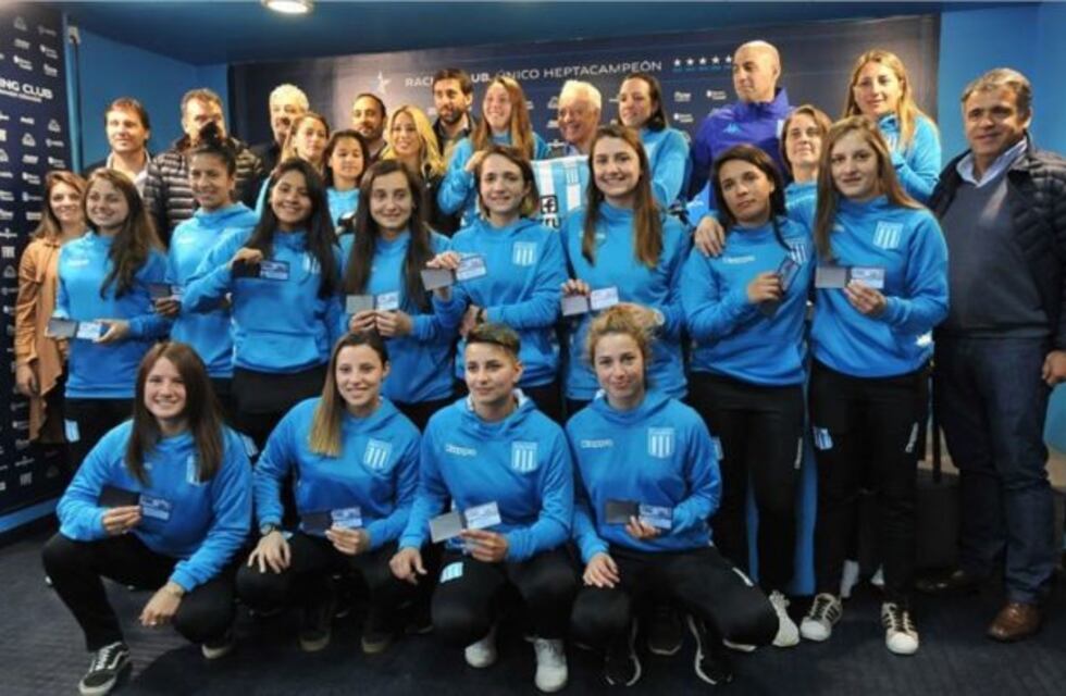 Racing presentó a su plantel profesional de fútbol femenino con dos jugadoras de Selección