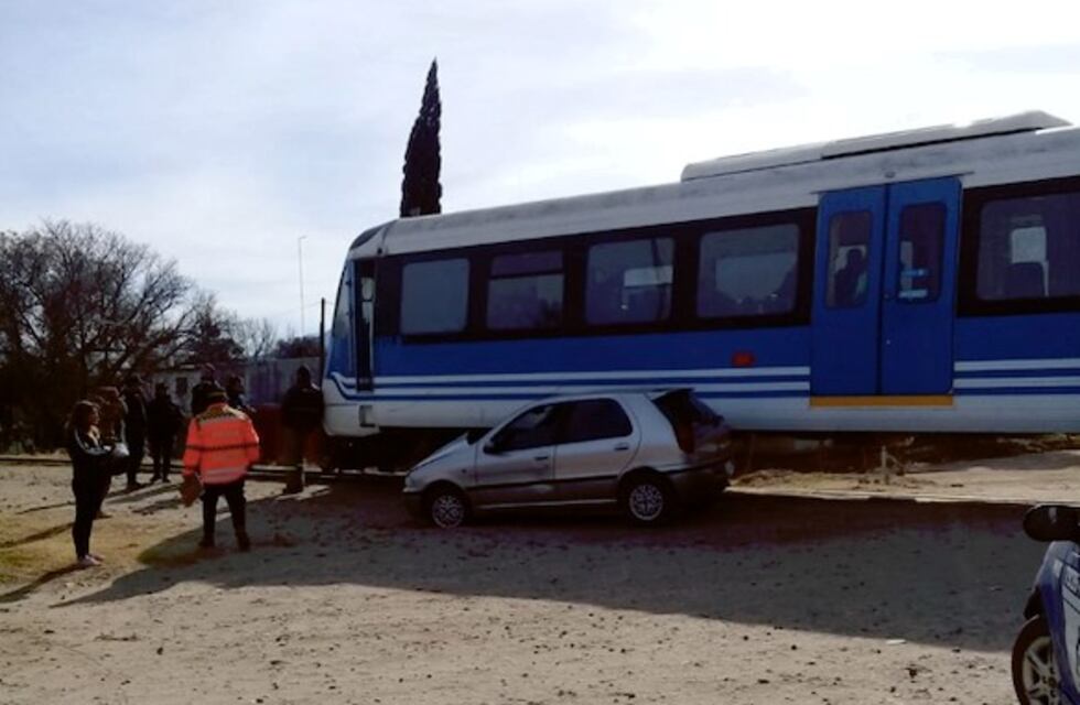 Pudo ser fatal: un auto fue embestido por el "Tren de las Sierras"