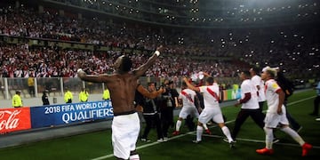 El peruano Edison Flores y el neocelandés Michael McGlinchey, durante el encuentro de ida disputado en Wellington\u002E (AP Photo/Ross Setford,SNPA)