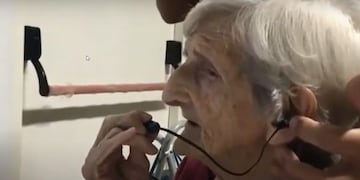 El emotivo festejo de Araceli, la mujer que cumplió 101 años y se comunicó con sus seres queridos con por videollamada (Foto: captura video)