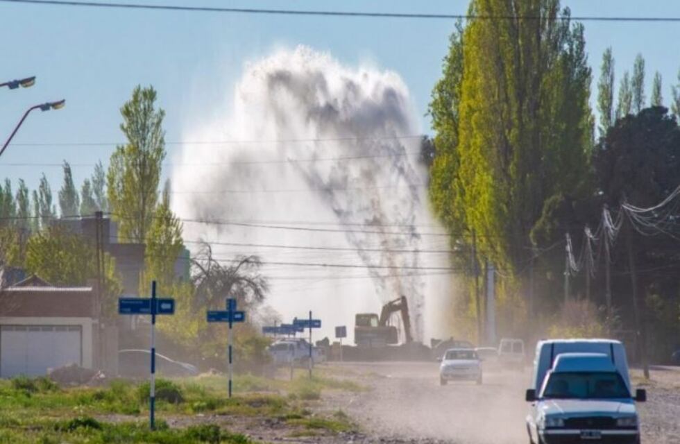 General Roca: gigantesco escape de agua tras la rotura de un caño