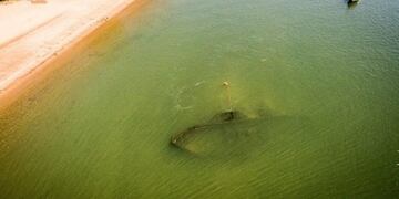 Antigua barco naufragado se observa claramente en las costas de Itá Ibaté\u002E