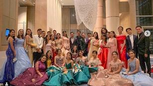 Ciara Gan junto a sus compañeros en la fiesta de graduación