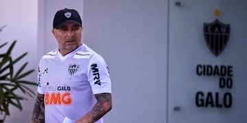 BRA300\u002E BELO HORIZONTE (BRASIL), 09/03/2020\u002E- El nuevo técnico del Atlético Mineiro, el argentino Jorge Sampaoli, durante su primer entrenamiento con el equipo este lunes en el centro de entrenamientos Ciudad del Galo, en Belo Horizonte (Brasil)\u002E Sampaoli, quien comienza a trabajar con el club de Belo Horizonte tras la salida del venezolano Rafael Dudamel, despedido luego de la precoz eliminación del equipo en la Copa de Brasil, dijo en su presentación que quiere impresionar al equipo con su particular estilo ofensivo de juego: \