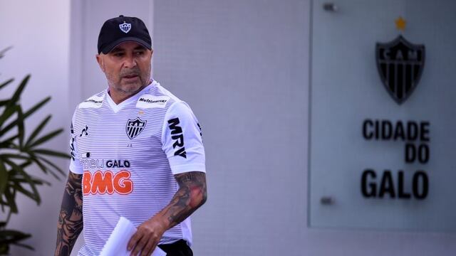 BRA300\u002E BELO HORIZONTE (BRASIL), 09/03/2020\u002E- El nuevo técnico del Atlético Mineiro, el argentino Jorge Sampaoli, durante su primer entrenamiento con el equipo este lunes en el centro de entrenamientos Ciudad del Galo, en Belo Horizonte (Brasil)\u002E Sampaoli, quien comienza a trabajar con el club de Belo Horizonte tras la salida del venezolano Rafael Dudamel, despedido luego de la precoz eliminación del equipo en la Copa de Brasil, dijo en su presentación que quiere impresionar al equipo con su particular estilo ofensivo de juego: \